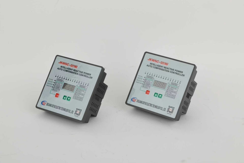 Con un'elevata percentuale di energia rinnovabile collegata, in che modo i regolatori automatici del fattore di potenza agiscono come stabilizzatori della rete?