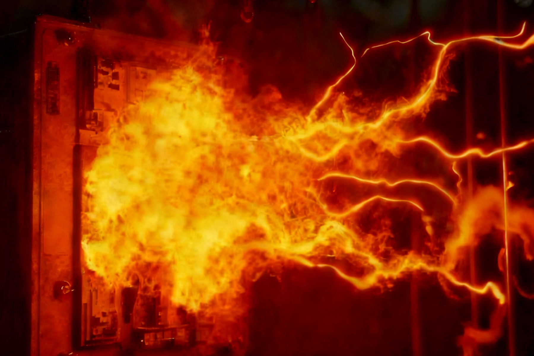 Quali sono i rischi legati all'arco elettrico associati alla commutazione dei banchi di condensatori e come possono essere mitigati?