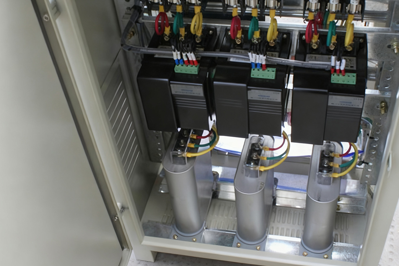 Come determiniamo la posizione ottimale dei condensatori shunt autoriparanti all'interno di una rete di distribuzione elettrica complessa?