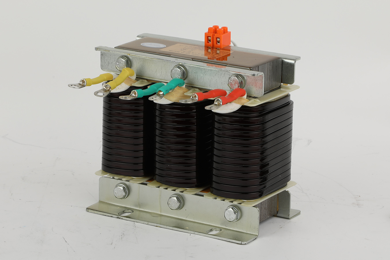 Come dimensionare correttamente un reattore di detuning per garantire la protezione dei condensatori senza compromettere la capacità di compensazione?