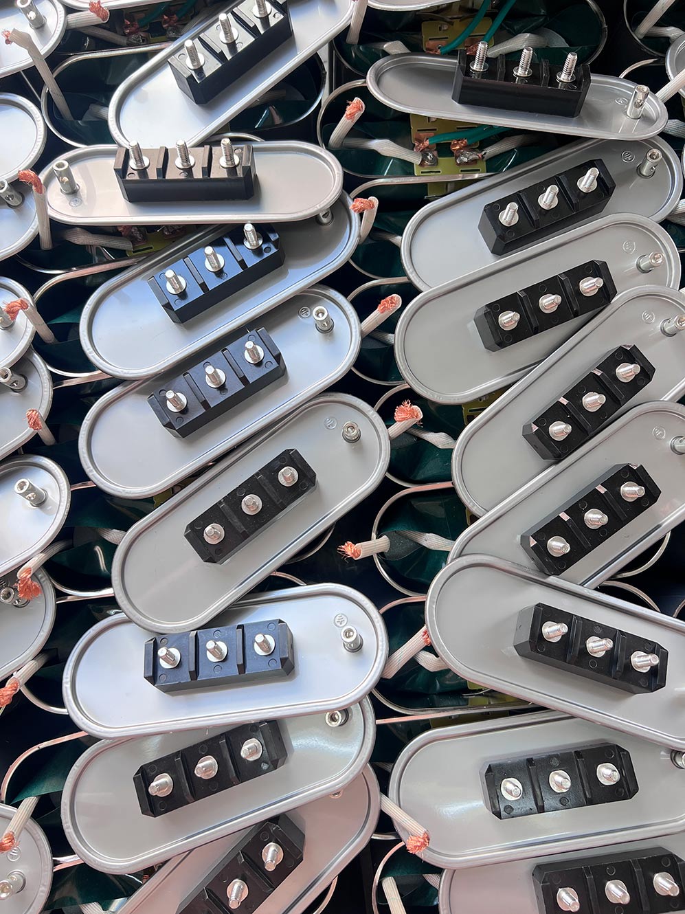 Qual è il significato dei valori di coppia quando si collegano i terminali di alimentazione del condensatore e quali sono i rischi di un serraggio improprio?