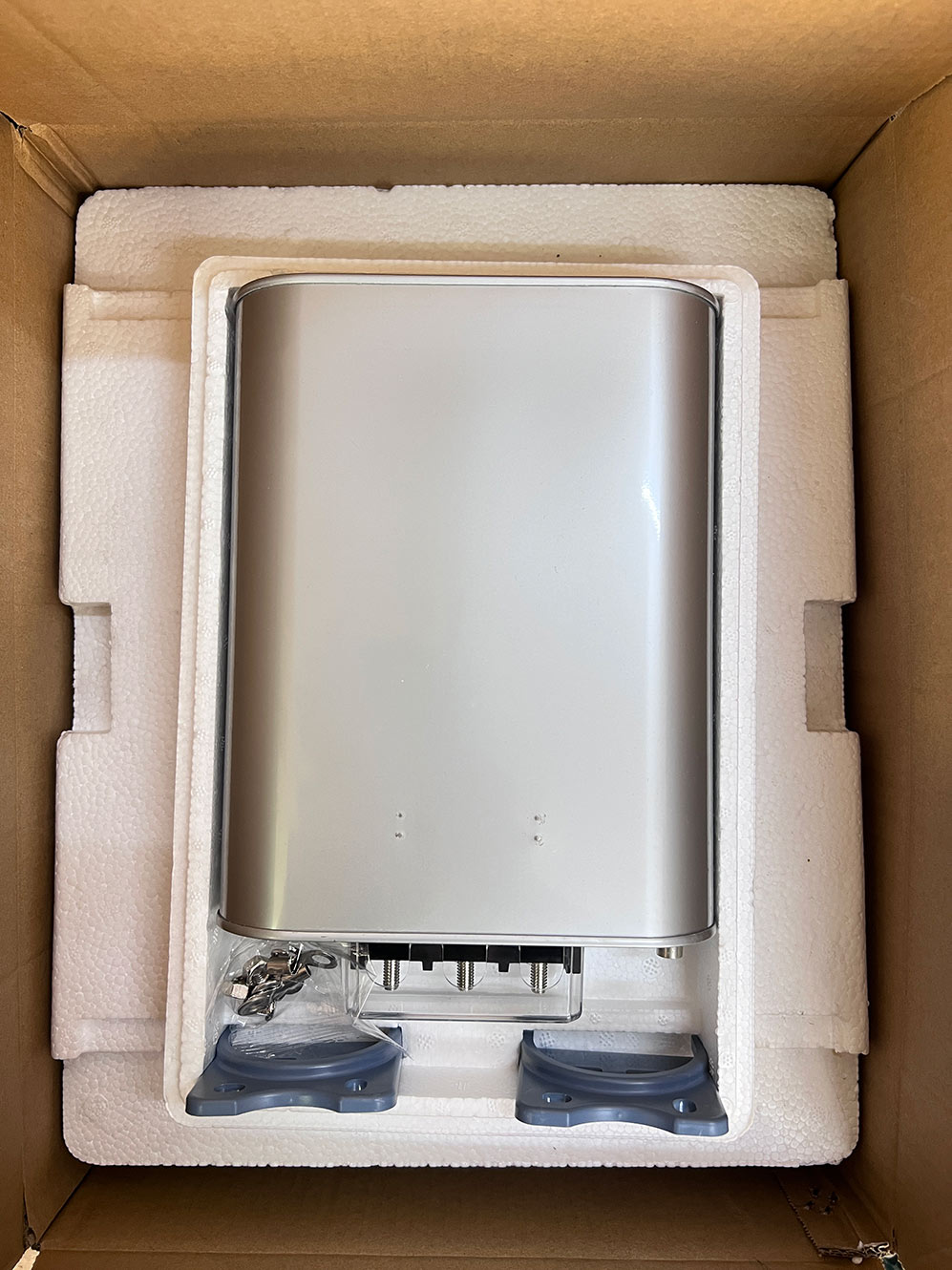 Quali sono i controlli essenziali durante la messa in servizio in loco di nuovi condensatori?